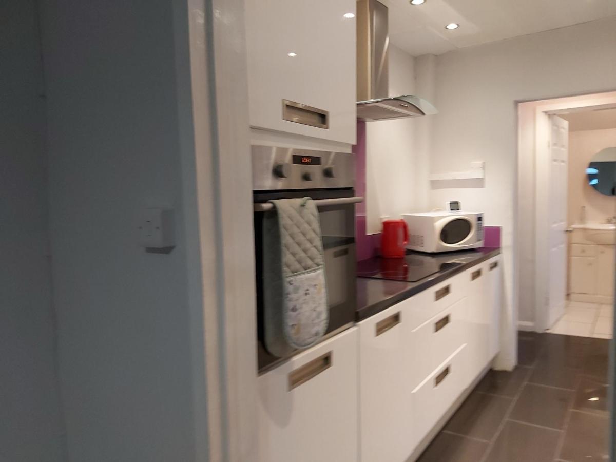 Pearson House - Huku Kwetu 3 Bedroom End Of Terrance House - Family And Business Group Self Catering Accommodation -Huku Kwetu Nottingham Dış mekan fotoğraf